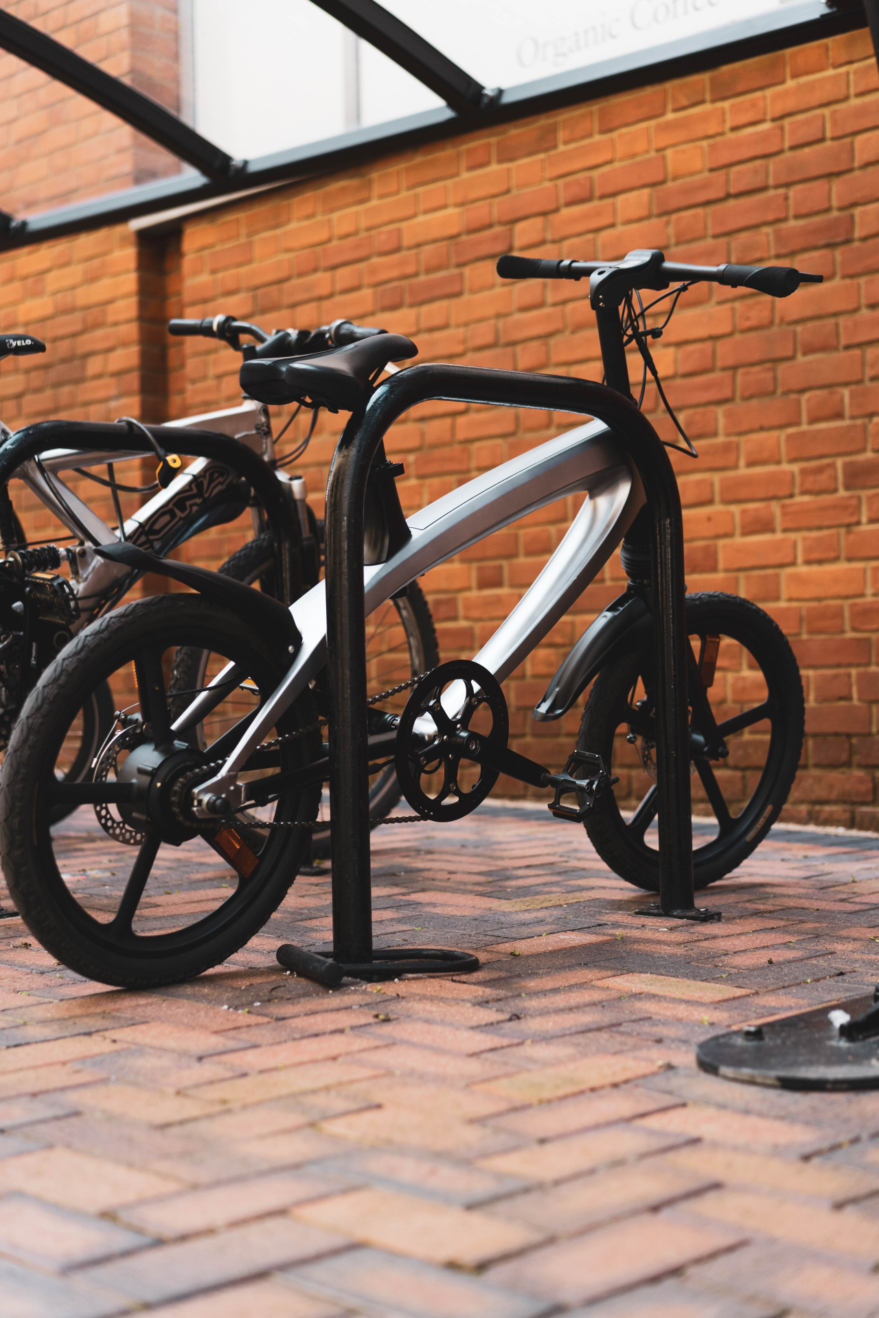 Start2Finish Racing White E-Bike with built-in speakers and Bluetooth, showing the sleek electric bike with speaker system and modern design.