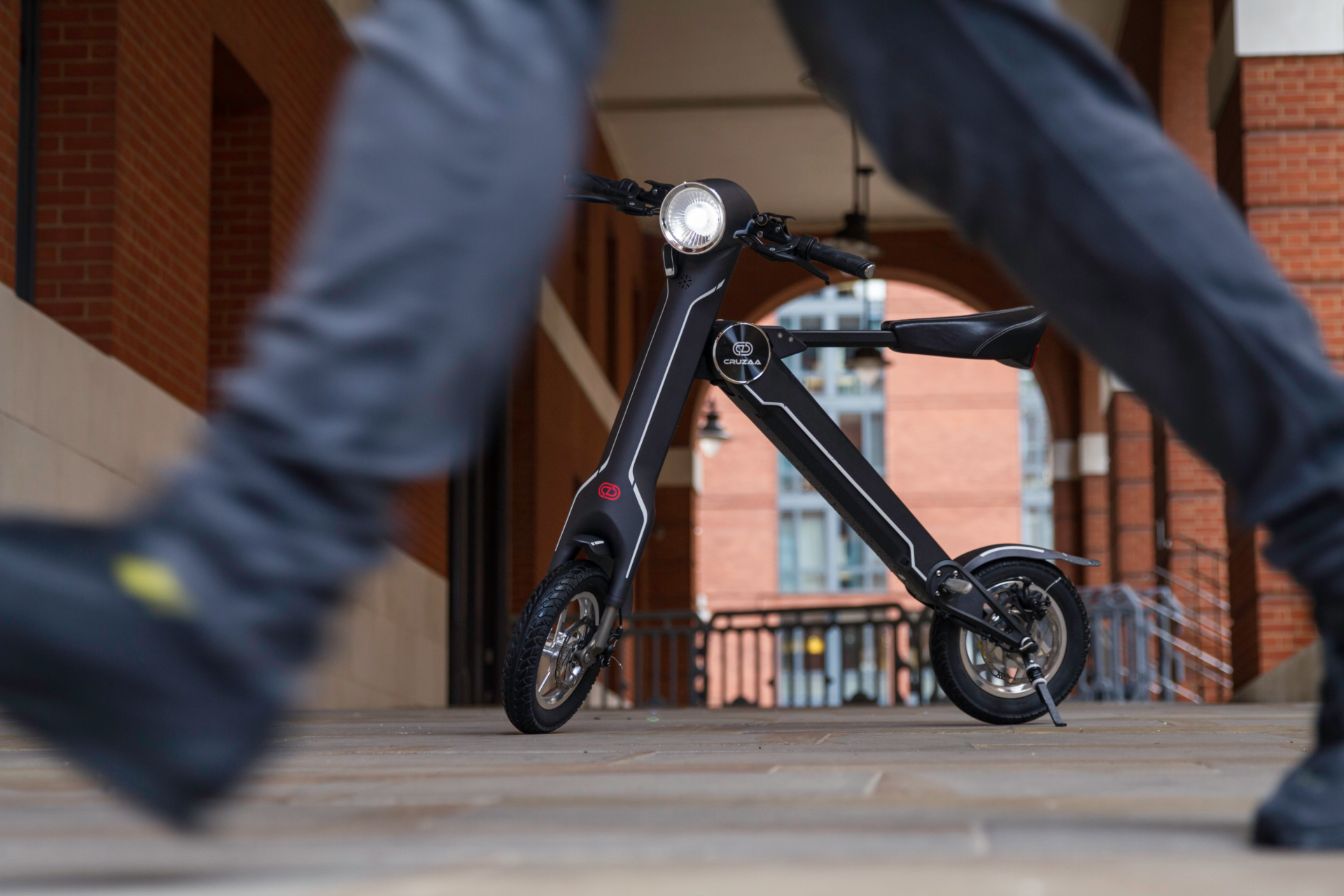 Start2Finish Cruzaa PRO electric scooter in carbon black with Bluetooth speakers, USB port, 45km range, and 35km/h top speed.
