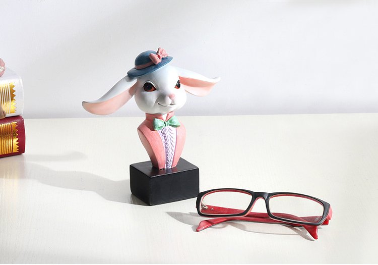 Fuchsia Molly rabbit-shaped eyeglass holder made of organization material, with a cute and functional design for storing glasses.