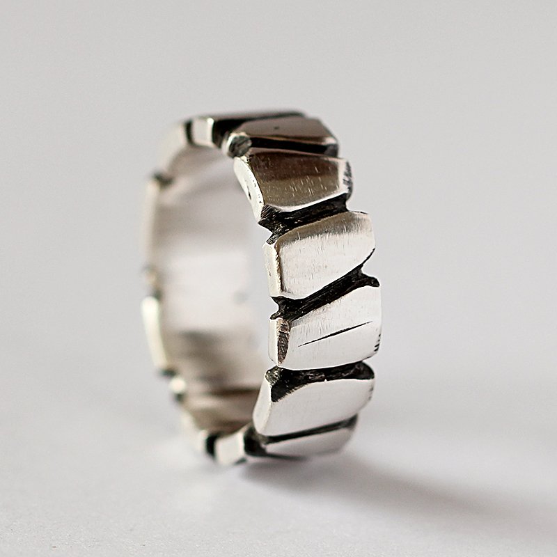 Fuchsia Molly Rock 999 silver ring featuring a sleek, polished band with a modern design for stylish wear.