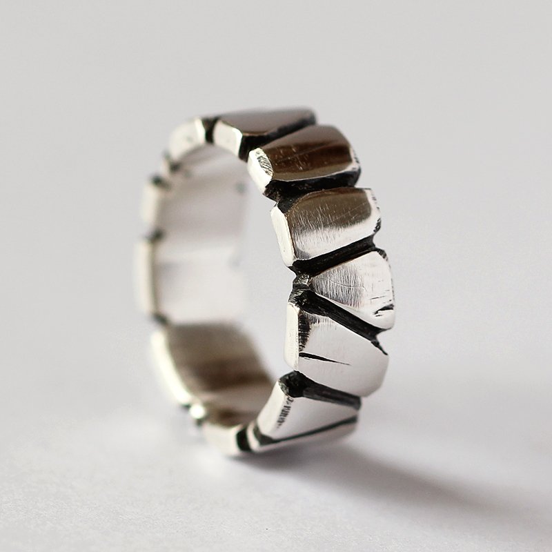 Fuchsia Molly Rock 999 silver ring with a sleek, polished band showcasing a modern design.