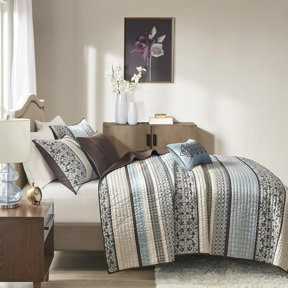 Start2Finish 5-piece Jacquard quilt bedding set with matching throw pillows, featuring intricate woven patterns and soft fabric.
