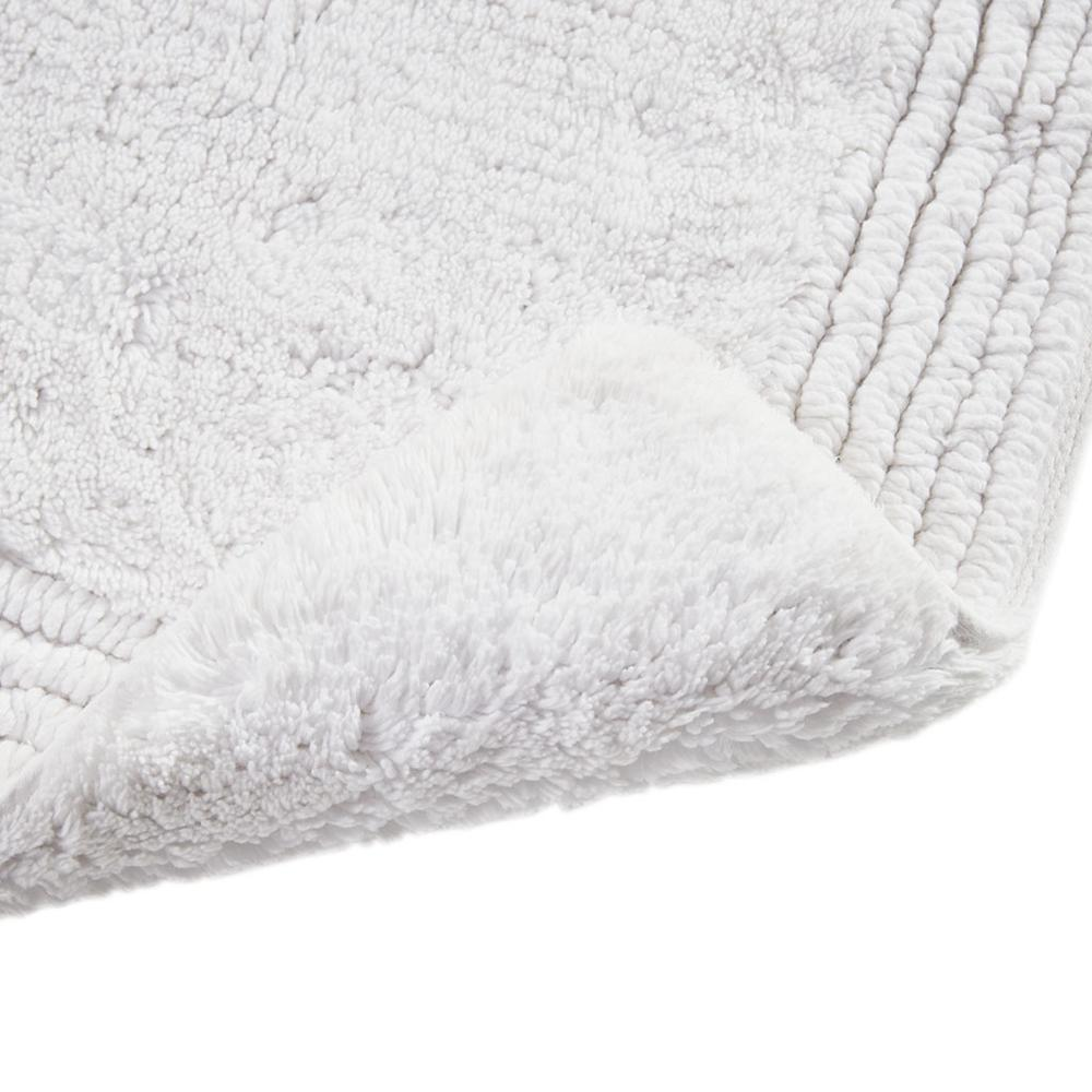 Reversible bath rug made of 100% cotton with 3000 GSM, featuring tufted texture in neutral colors by Start2Finish.