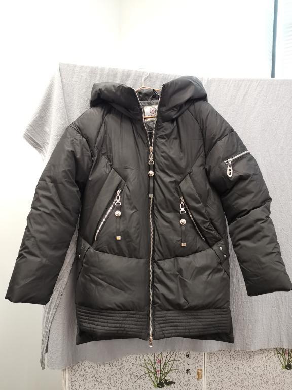 Women’s casual hooded winter coat by Jade, padded parka with zipper pockets and a stylish, warm design.
