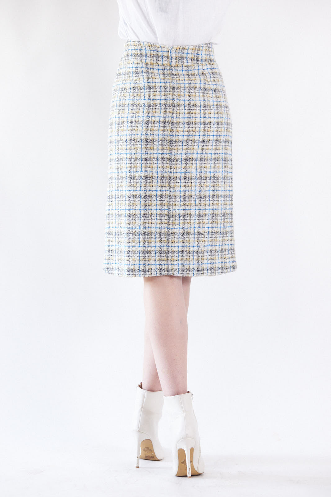 Women’s Luxe Plaid Tweed Pencil Skirt by Mauve Daisy, stylish high-waisted tweed skirt with a classic plaid pattern.