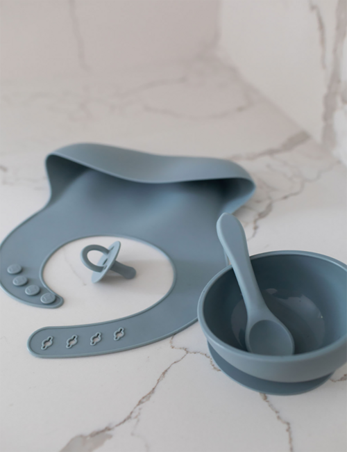 Salmon Eros Azul silicone bib set for kids, featuring colorful, flexible silicone bibs with adjustable neck straps and food-catching pockets.