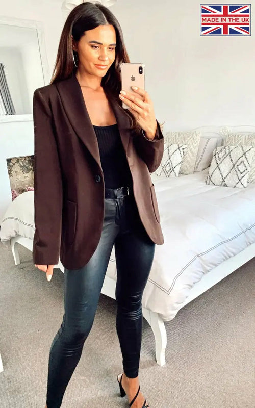 Brown women’s tailored fit blazer with patch pockets from De La Creme by Rose Eleusis, perfect for stylish jackets and coats.