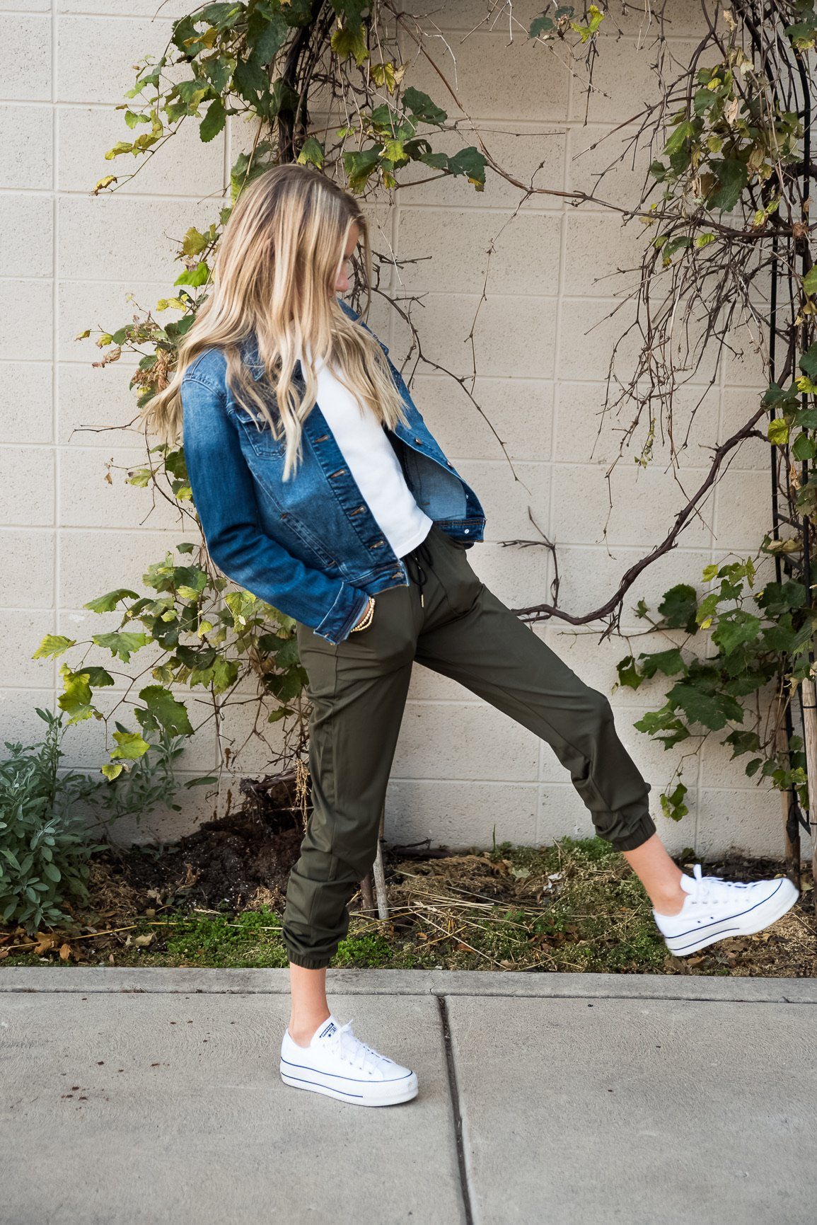 Lavender Danae DT Magic mid-weight moss green joggers for women, shown with elastic waistband and casual fit.