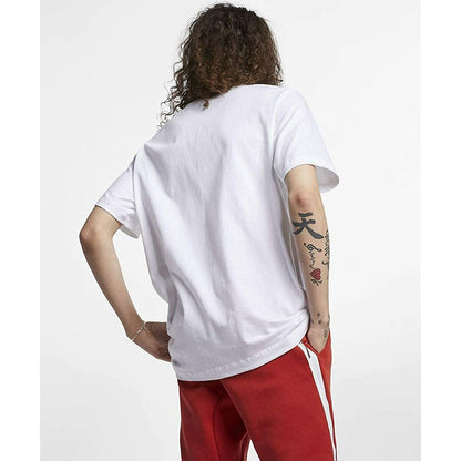 Men’s white Nike short sleeve T-shirt with Nike logo, slim fit, and breathable fabric, perfect for sports and casual wear.