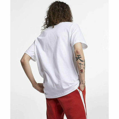 Men’s white Nike short sleeve T-shirt with Nike logo, displayed flat on a white background.