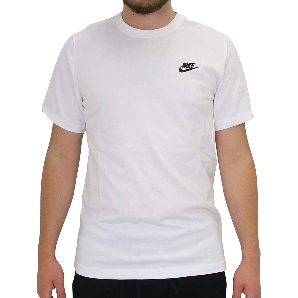 White Nike men’s short sleeve T-shirt with Nike logo, casual fit, lightweight fabric, perfect for sports and outdoor activities.