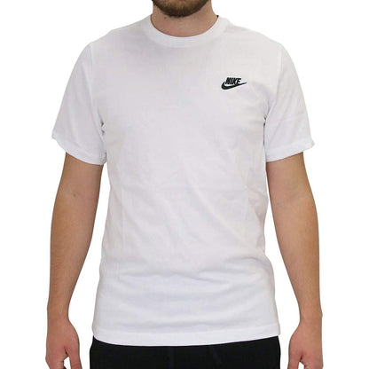 White Nike men’s short sleeve T-shirt with Nike logo, casual fit, lightweight fabric, perfect for sports and outdoor activities.