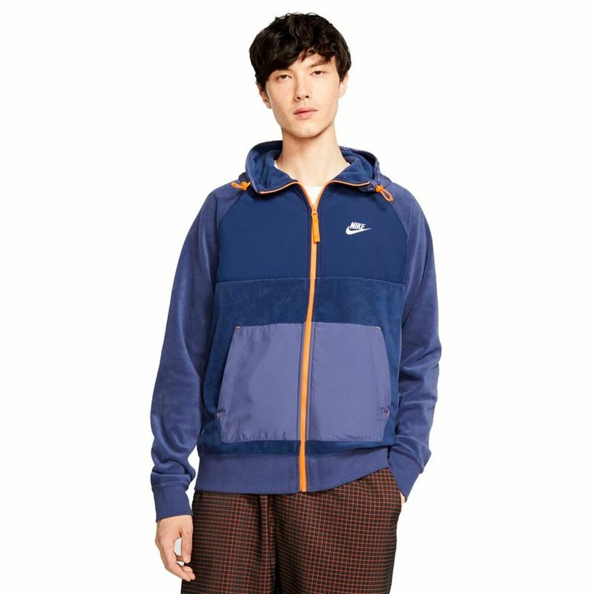 Dark blue Nike Sportswear sports jacket with front zipper and athletic fit, ideal for outdoor activities.