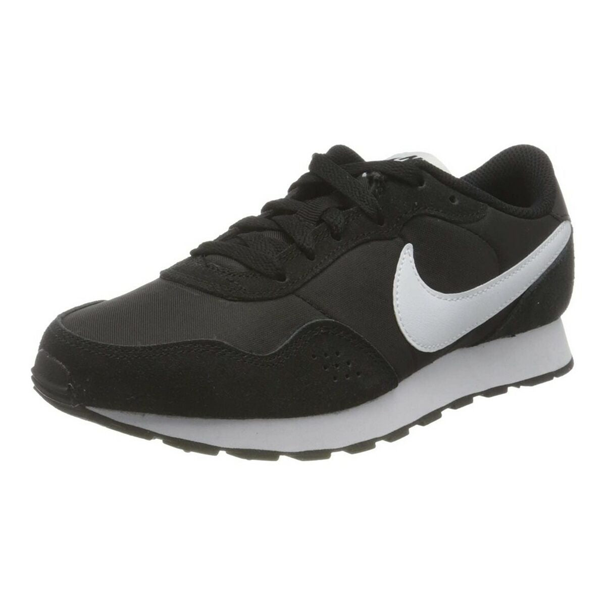 Baby sports shoes for kids Nike MD Valiant BG in black, featuring Nike logo, designed for active children.