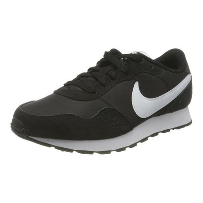 Baby sports shoes for kids Nike MD Valiant BG in black, featuring Nike logo, designed for active children.