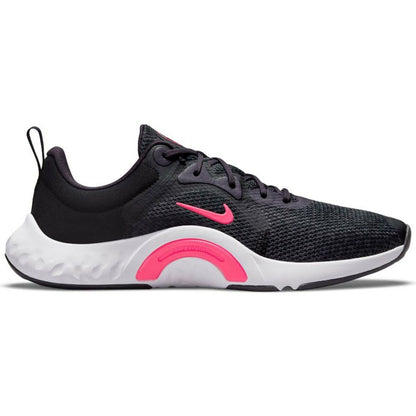 Black Nike TR 11 adult running shoes with supportive design, suitable for sports and outdoor activities.