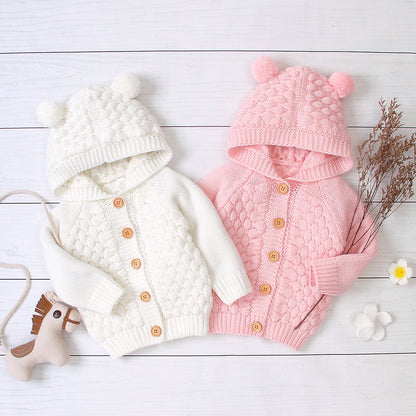 Carmine Juneberry KuschelGlöckchen™ hooded knit baby jacket with pom-pom, soft and cozy for little ones.