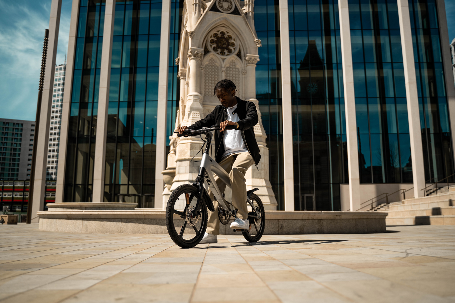 Start2Finish Racing White E-Bike with built-in speakers and Bluetooth, featuring sleek automotive design and 60km range.
