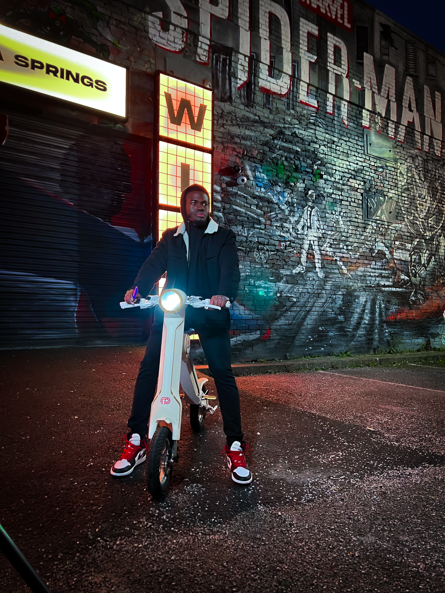 Start2Finish Cruzaa PRO electric scooter in racing white with Bluetooth, speakers, USB port, 35km/h top speed, and 45km range.