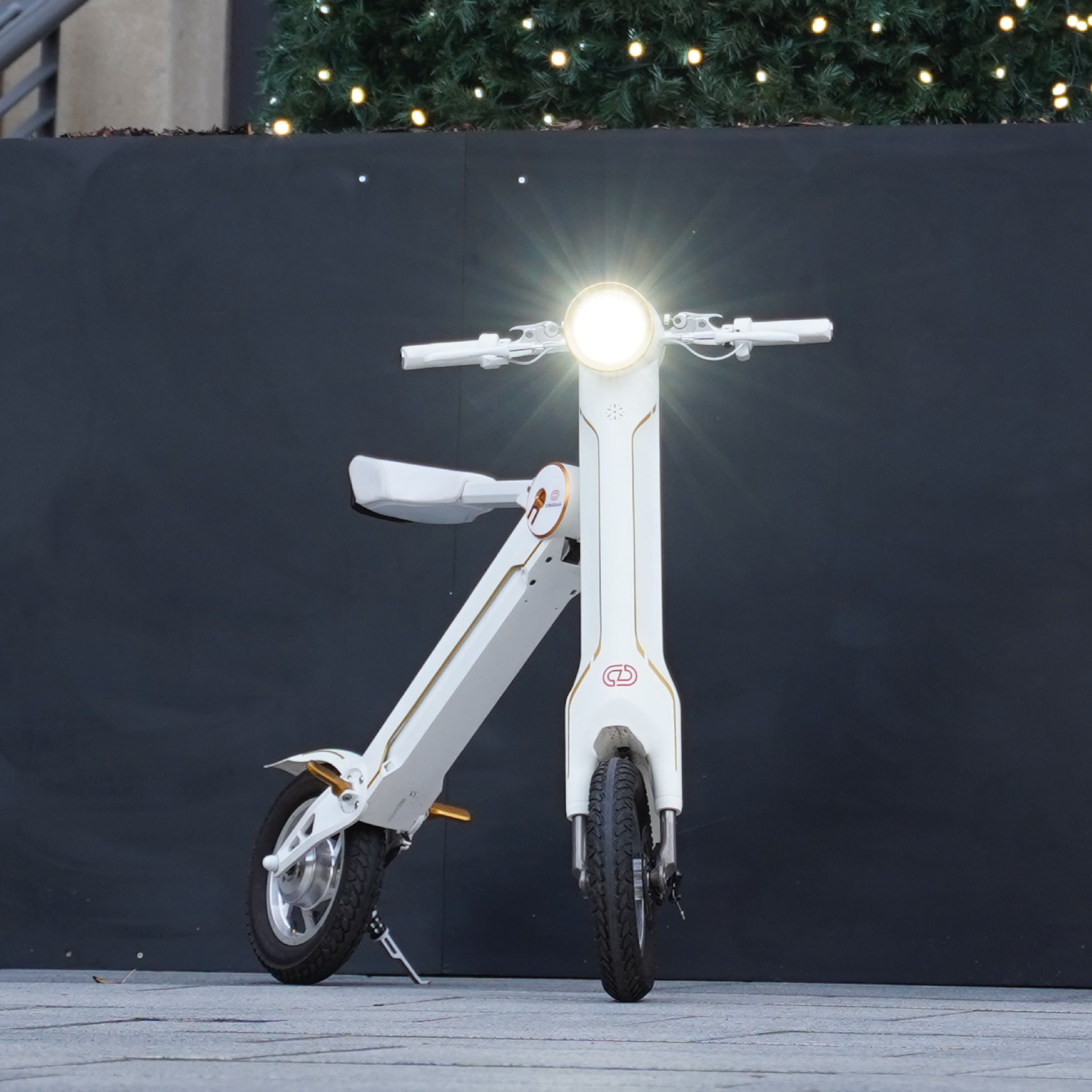 Start2Finish Cruzaa PRO electric scooter in racing white with Bluetooth speakers, USB port, 25km/h top speed, and 35km range.