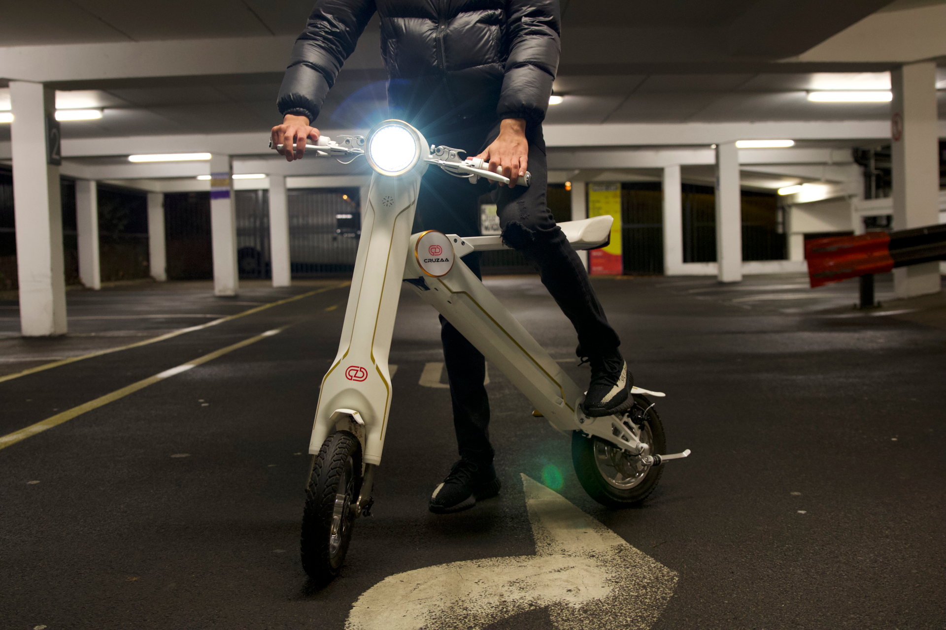 Start2Finish Cruzaa PRO electric scooter in racing white with built-in Bluetooth, speakers, USB port, 25km/h speed, and 35km range.