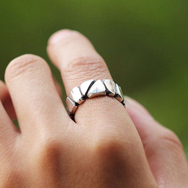 Fuchsia Molly Rock 999 Silver Ring featuring a polished band with a sleek, modern design and smooth finish.