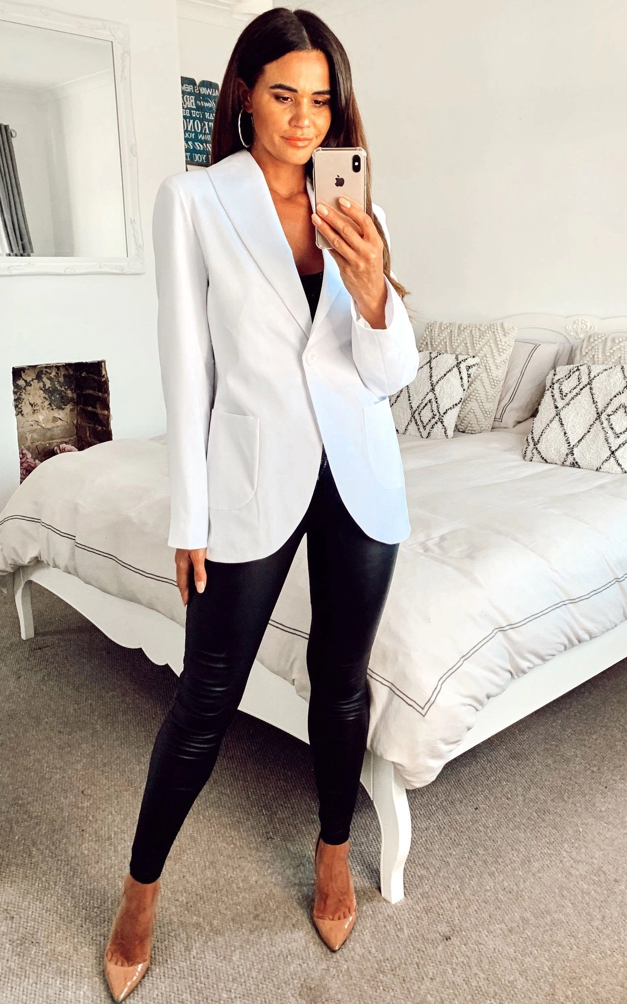 White tailored fit blazer for women from Rose Eleusis featuring patch pockets, ideal for stylish jackets and coats.