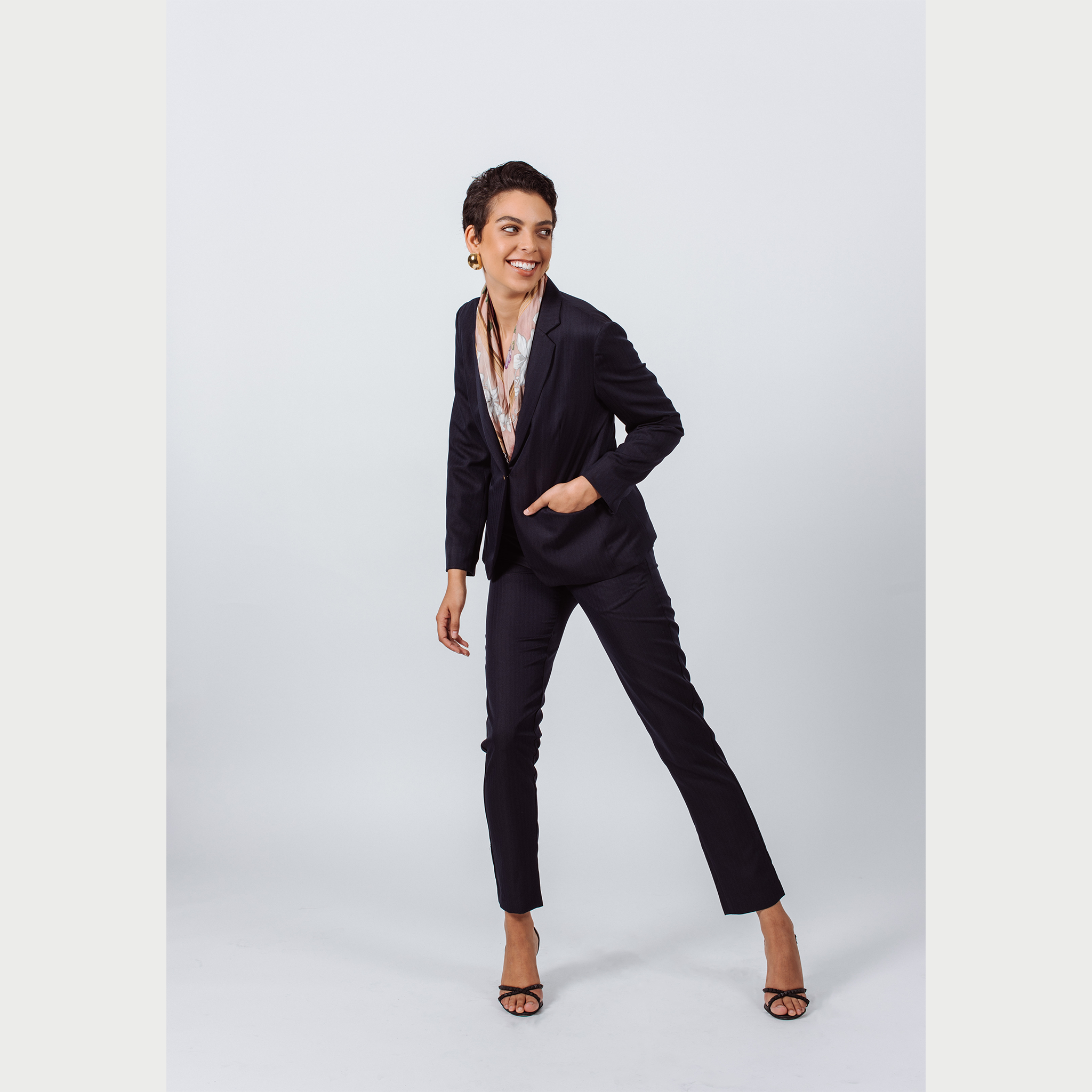 Navy peak-lapels women’s single-breasted blazer by Mauve Daisy, tailored fitted jacket for women, front view.