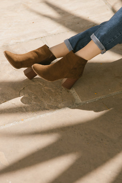 Women’s brown Malibu boots by Pear Aeneas featuring ankle-length design and stylish leather finish.