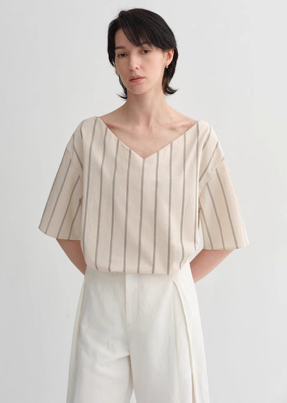 Brown Coeus high-quality cotton jacket with a relaxed fit, simple design, and long-staple cotton fabric, shown on a model.