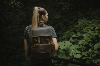 Start2Finish Hagen vintage leather backpack, stylish accessory with adjustable straps and multiple compartments, in brown leather.