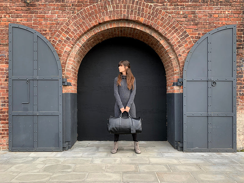 Start2Finish Endre Weekender vintage leather duffle bag with sturdy handles and spacious main compartment, stylish travel accessory.