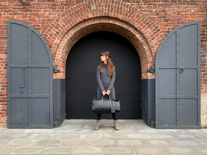 Start2Finish Endre Weekender vintage leather duffle bag with sturdy handles and spacious main compartment, stylish travel accessory.