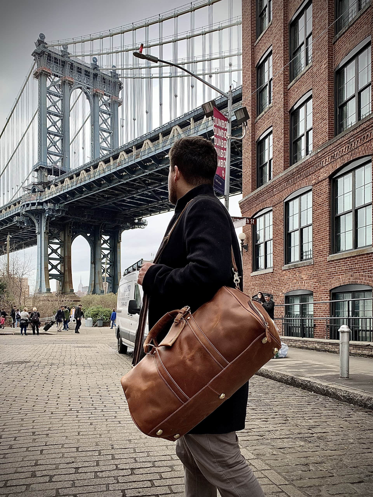Start2Finish Dagny Weekender large leather duffle bag with sturdy handles and spacious interior, perfect for travel or weekend trips.