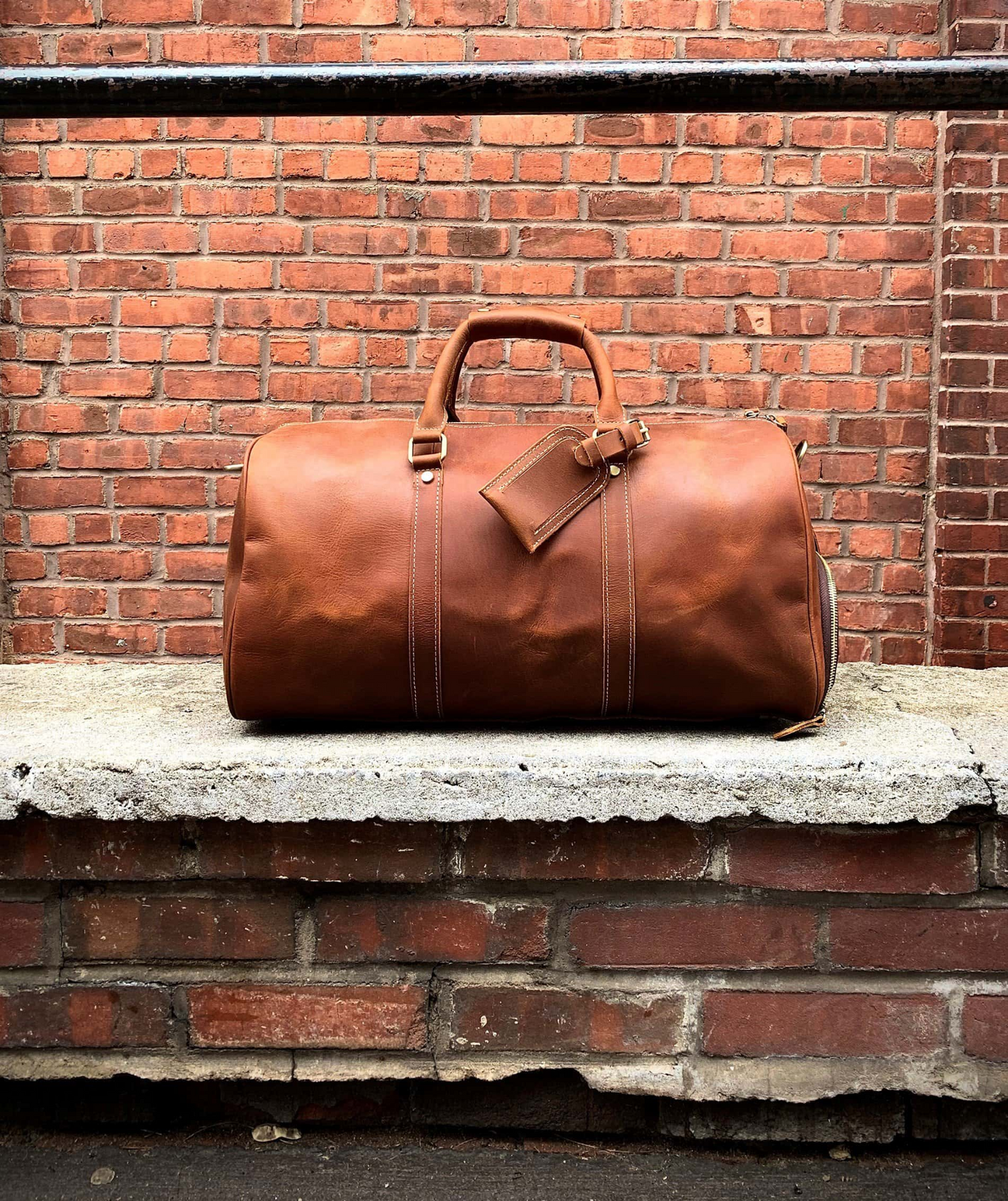 Start2Finish Dagny Weekender leather duffle bag in natural leather with sturdy handles and spacious interior for travel or weekend trips.