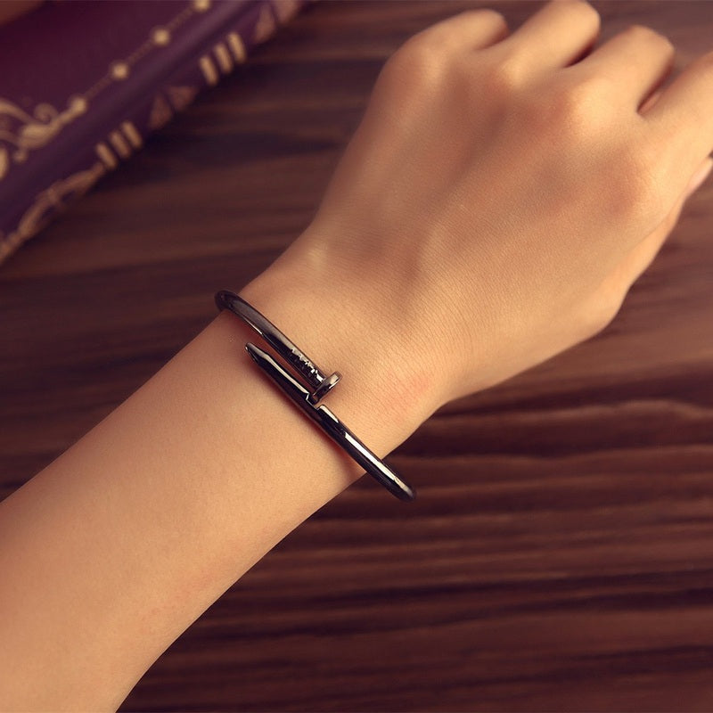 Fuchsia Molly nail bracelet featuring delicate design with small decorative elements, perfect for stylish accessories.