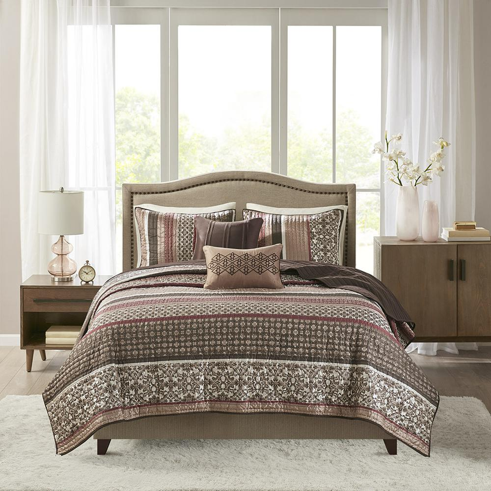 Start2Finish 5-piece jacquard quilt bedding set with matching throw pillows, featuring intricate woven patterns and soft fabric.