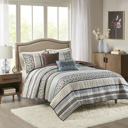 Start2Finish 5-piece Jacquard quilt bedding set with decorative throw pillows, featuring intricate woven patterns on the bedding.