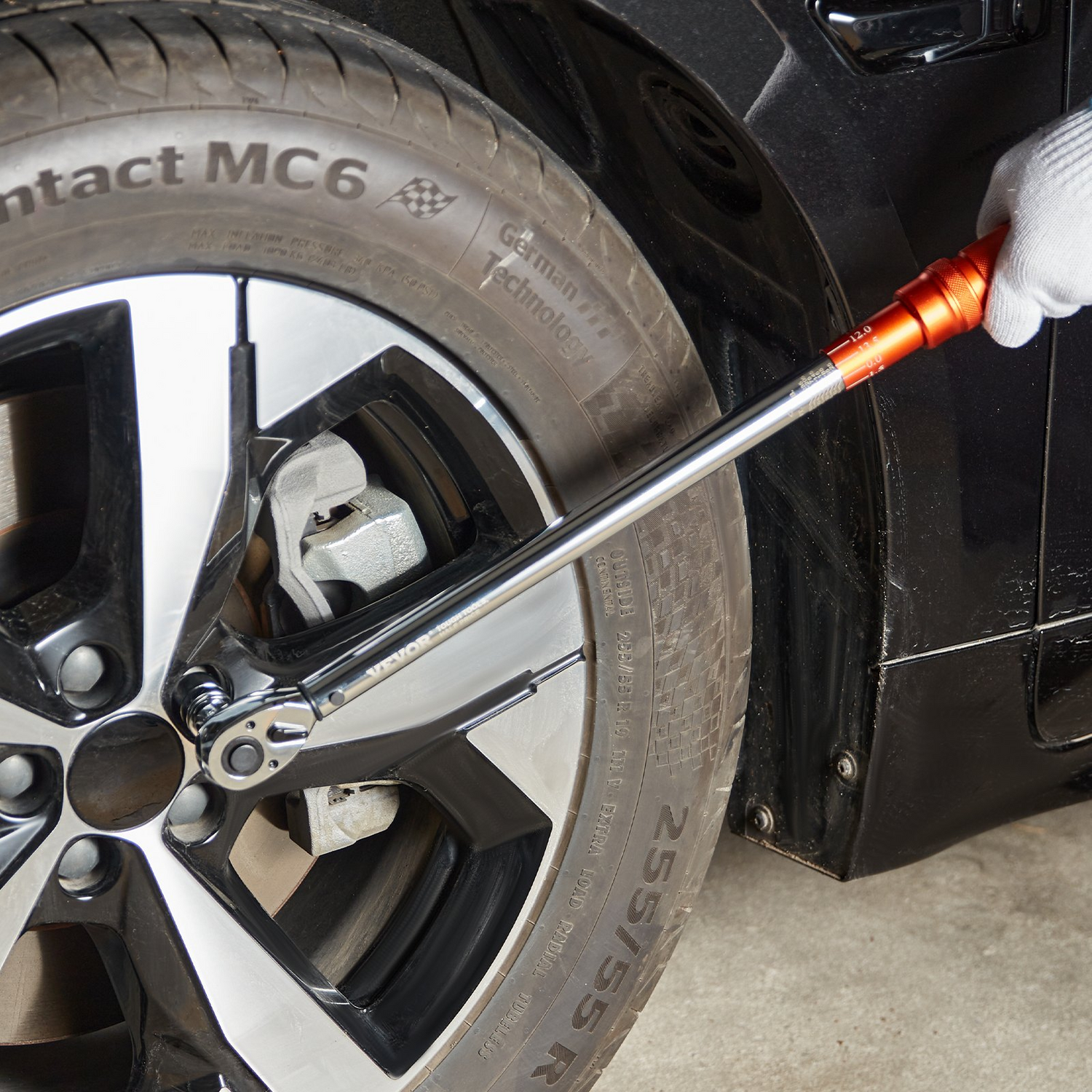 Start2Finish VEVOR 3/8-inch drive torque wrench with adjustable dual-range scales, includes adapters and extension rod for precise tightening.