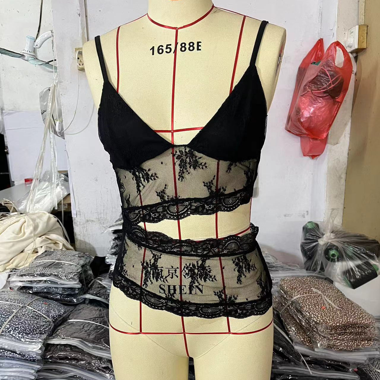 Pear Daisy lace-stitched backless small sling women V-neck tank top underwear, featuring delicate lace details and a sleek design.