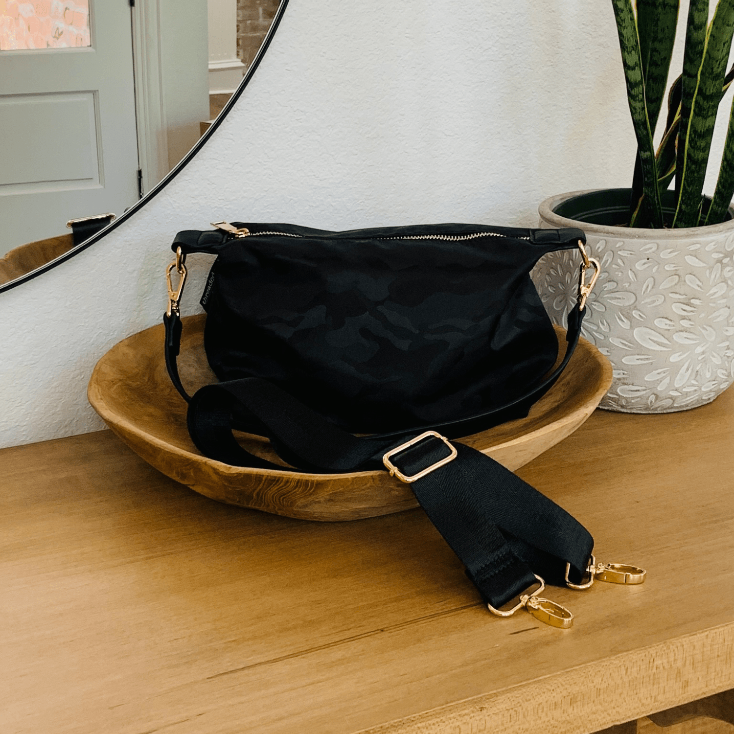 Start2Finish Everly Crossbody bag with adjustable strap, shown in dark leather and compact design, perfect for everyday accessories.