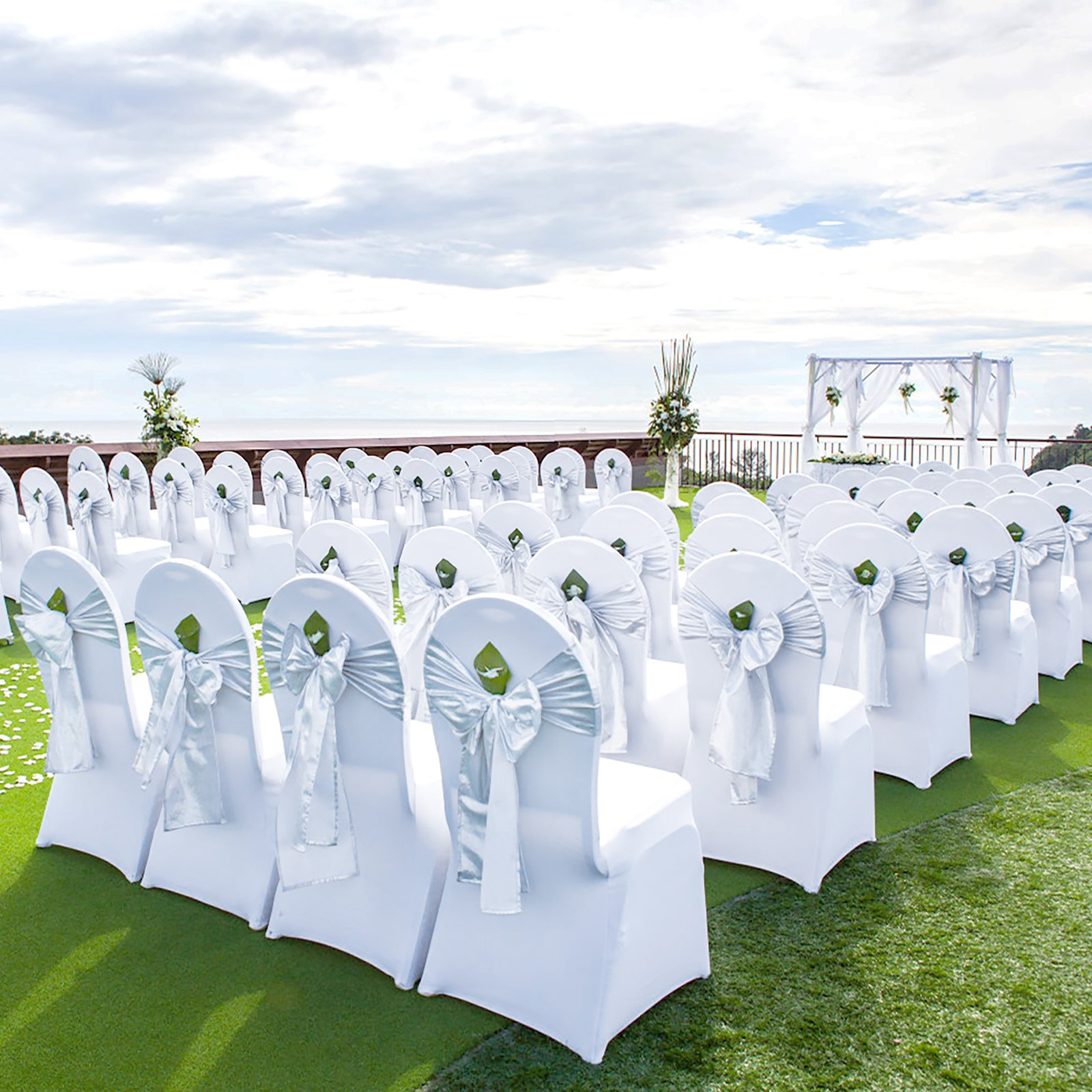 Set of 100 white VEVOR stretch spandex folding chair covers, fitted, washable, for weddings, parties, banquets, and events.