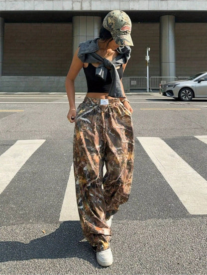 Pear Daisy camouflage casual pants with multiple pockets, hip hop style, retro street fashion for a slimming fit.