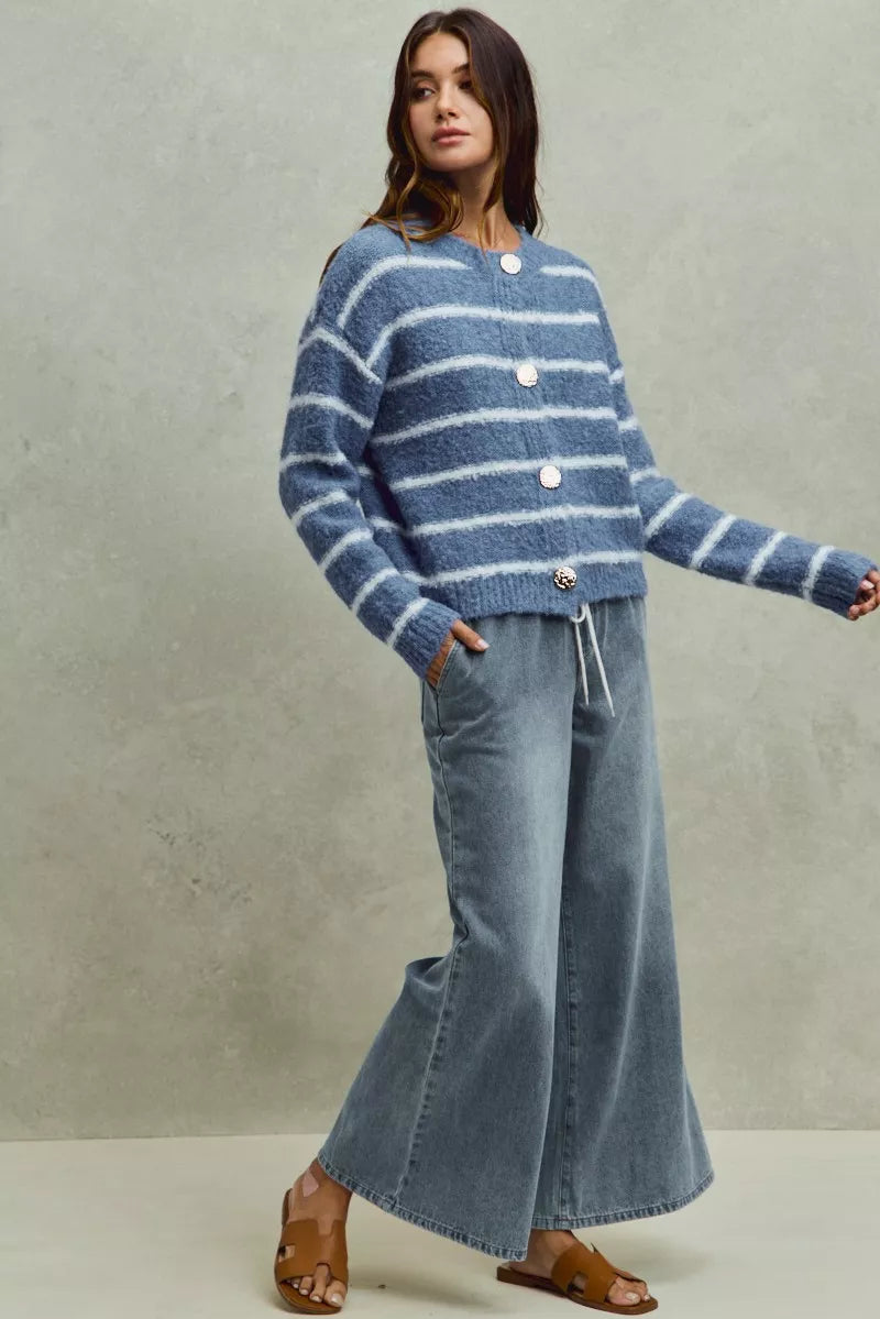 Pear Daisy SO ME mid-rise flare denim jeans with elastic waist, styled for casual wear, shown on a model.