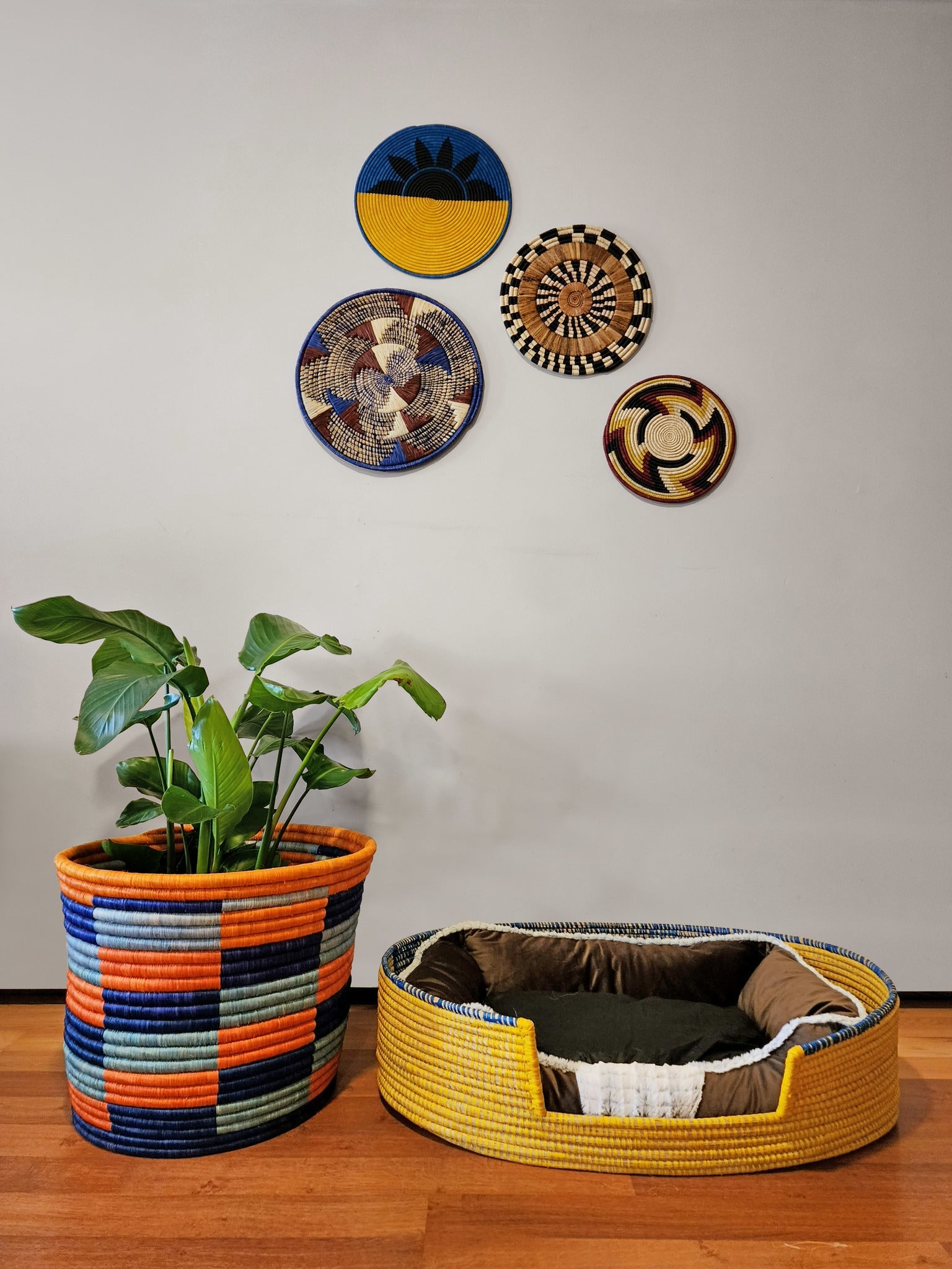 Amaranth Nesoi eco-friendly banana stalks pet bed with natural woven textures, designed for comfort and sustainability for pets.