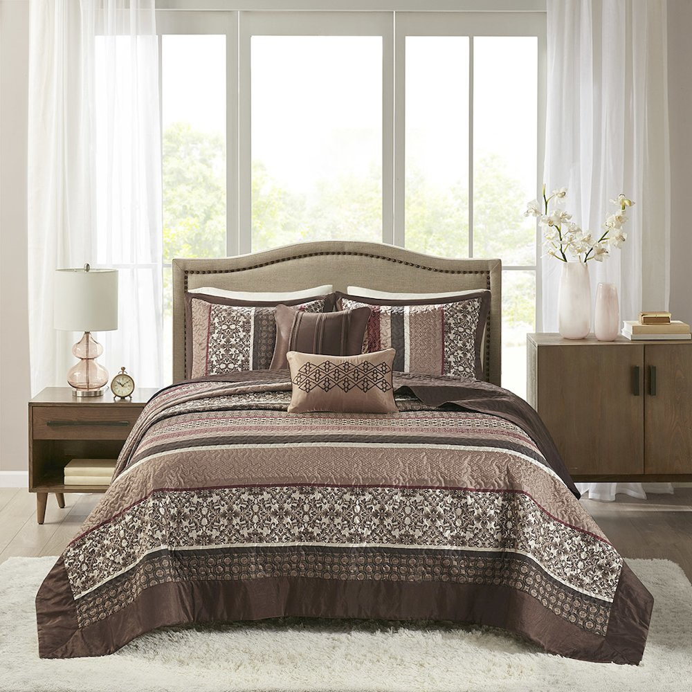 Reversible Jacquard bedspread set with five pieces, featuring intricate patterns and soft fabric for a stylish bedroom look.