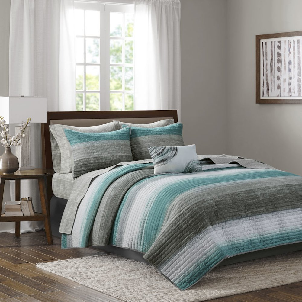 Start2Finish 8-piece quilt bedding set with cotton bed sheets, featuring a cozy, decorative quilt and matching sheets for a comfortable bedroom.