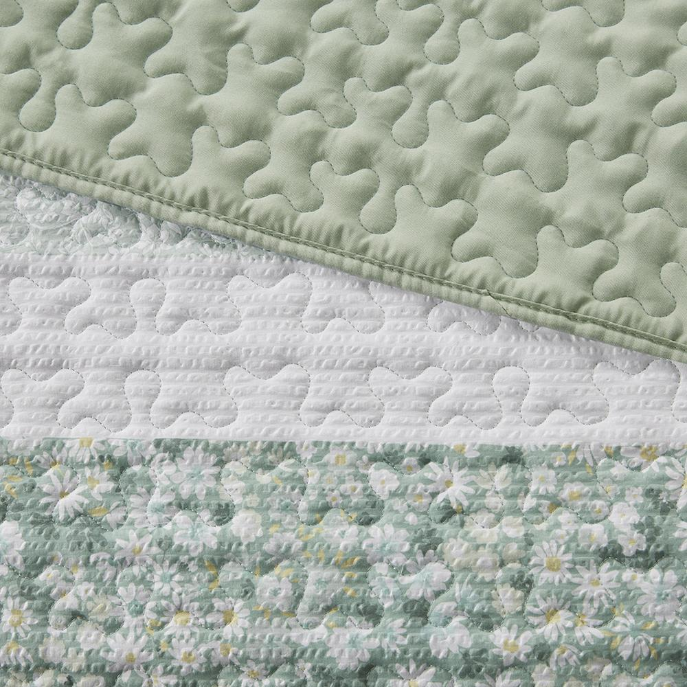 Start2Finish 4-piece seersucker quilt set with matching throw pillow, featuring lightweight, textured fabric in a stylish design.