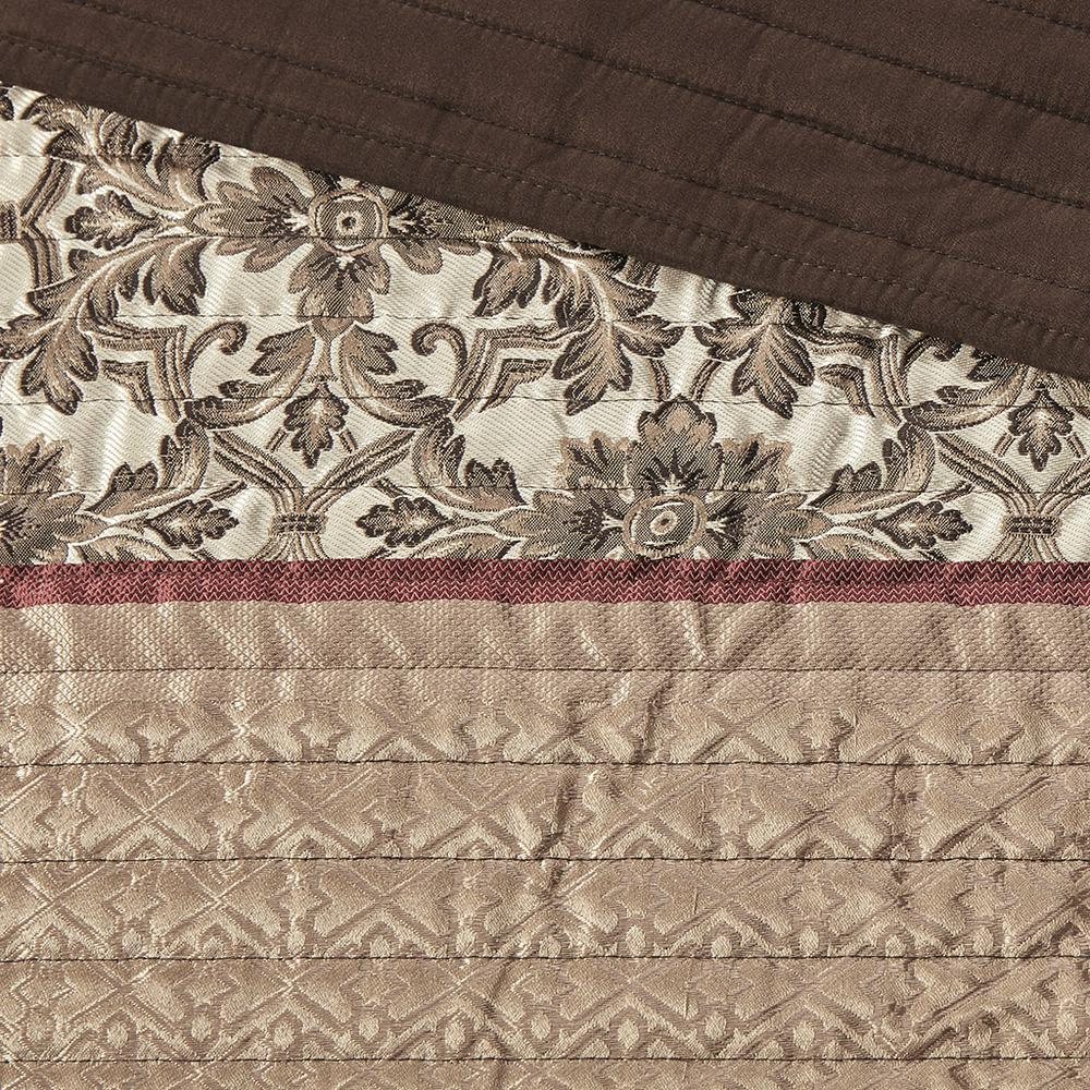 Start2Finish 5-piece Jacquard quilt bedding set with matching throw pillows, featuring intricate woven patterns in elegant fabric.