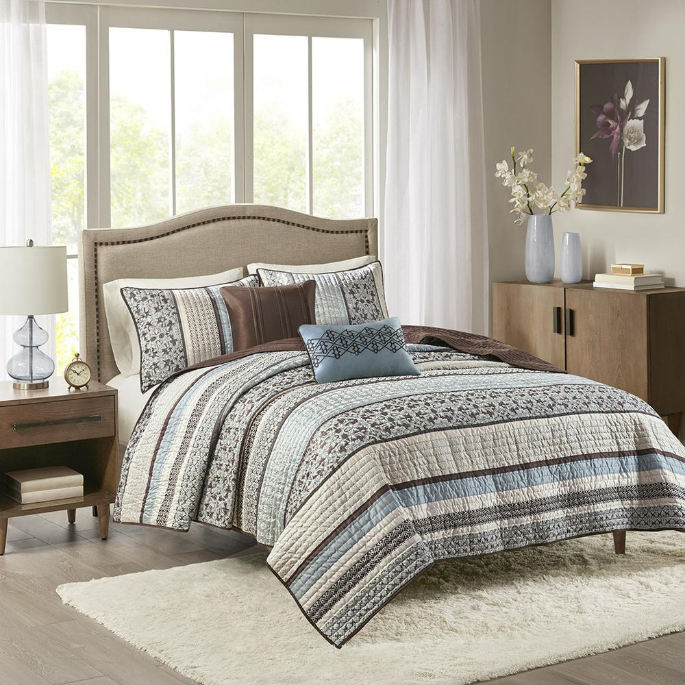 Start2Finish 5-piece jacquard quilt bedding set with matching throw pillows, featuring intricate woven patterns and a luxurious finish.